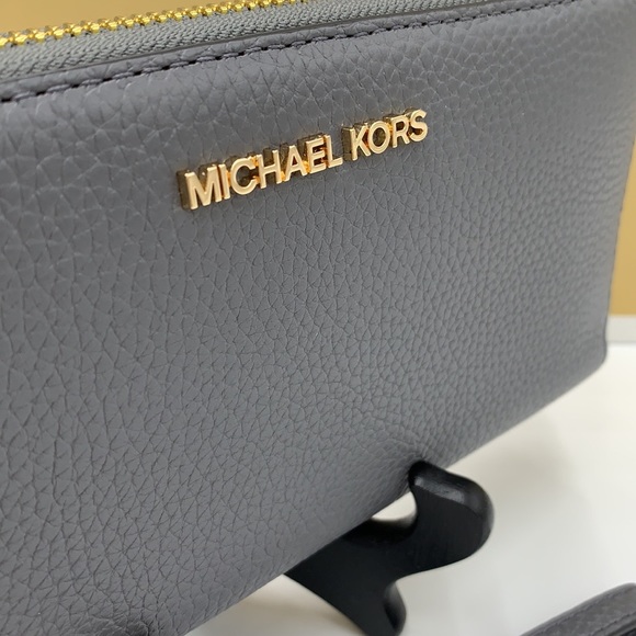 MICHAEL KORS LARGE TRAVEL CONTINENTAL WRISTLET WALLET HEATHER GREY COLOR
NWT - Picture 14 of 16